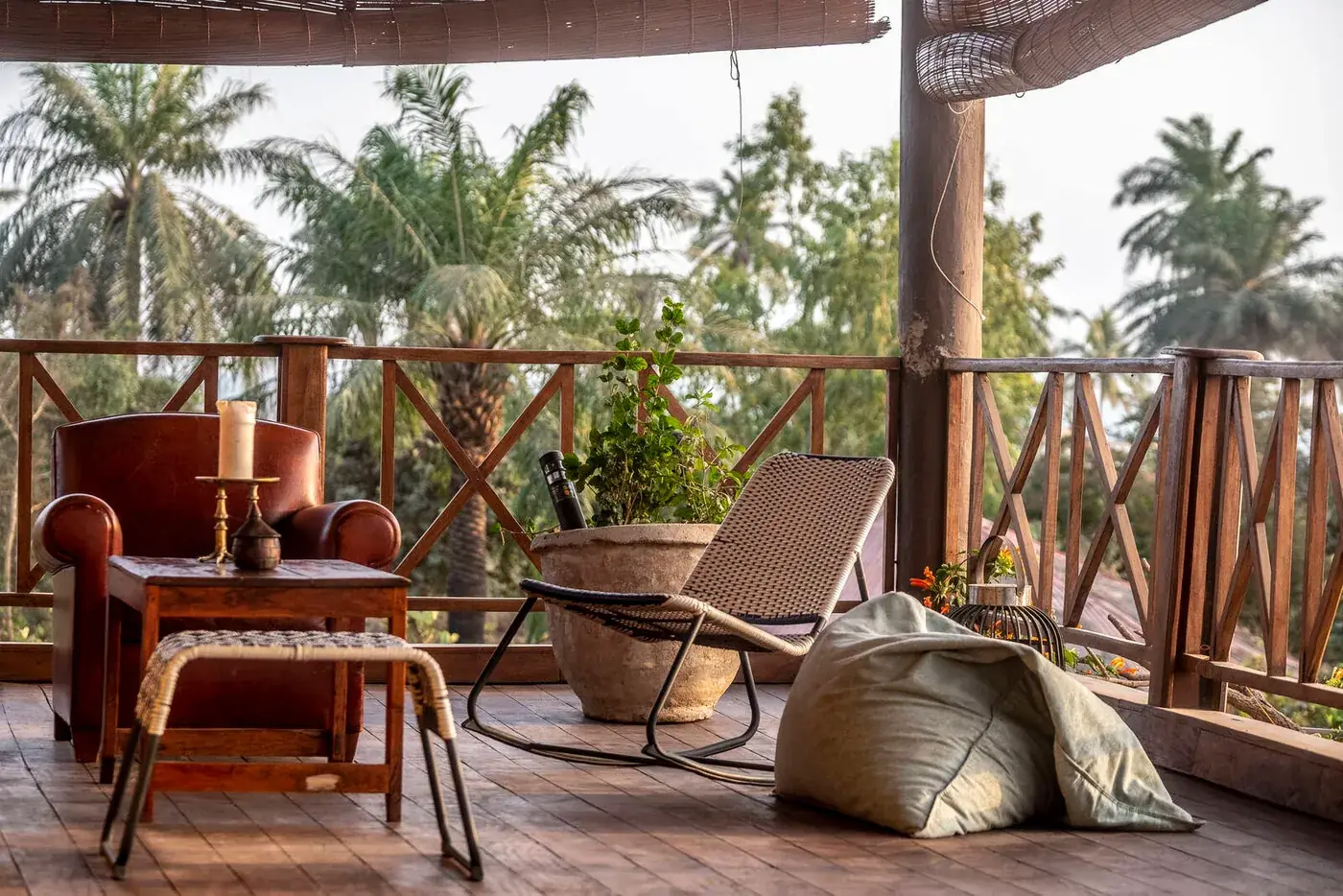 Vlonder van de boomhut met uitzicht over de palmtuin bij Mansa Musso, Gambia